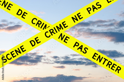 Scene de crime ne pas entrer (Crime Scene Do Not Enter) Barrier Tape Cross