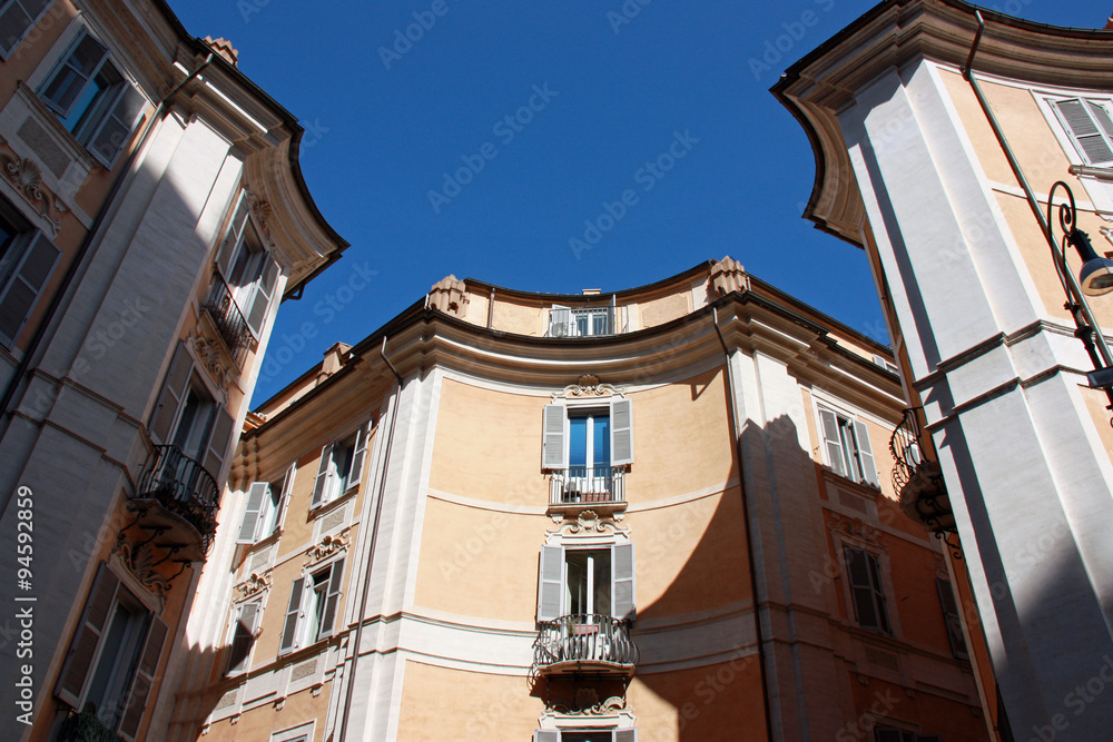 Rome, façades à corniches baroques, Italie
