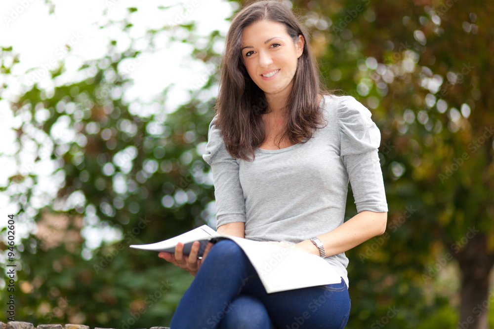 Obraz premium Smiling student outdoor