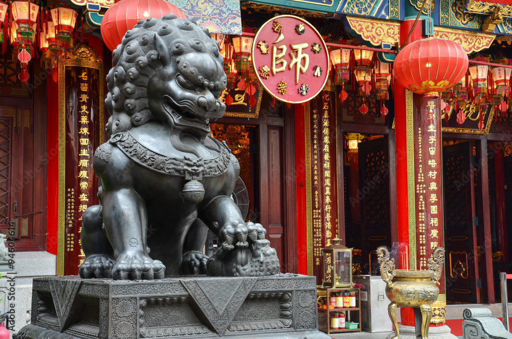 Fototapeta premium Chinese Lion statue