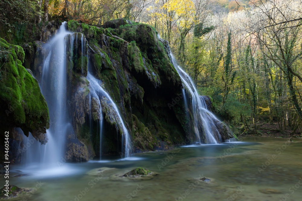 Cascade entourée d'arbres aux couleurs automnales Cascade entourée d'arbres aux couleurs automnales