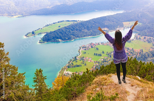 Junge Frau am Aussichtspunkt Herzogstand - Walchenseeblick.