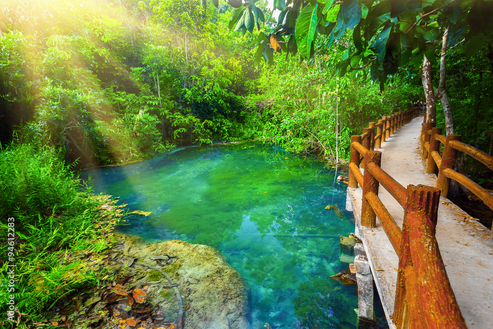 Obraz premium bridge over calm blue water