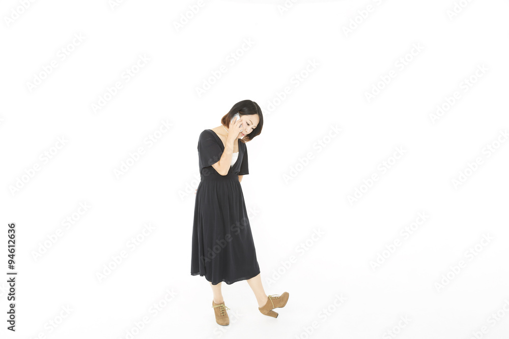 若い女性　スマホ　会話　全身