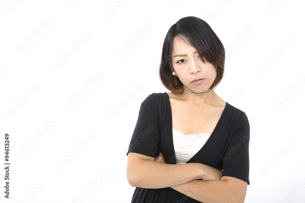 若い女性 ポーズ 腕組み 考える 白バック 若い女性 ポーズ 腕組み 考える 白バック