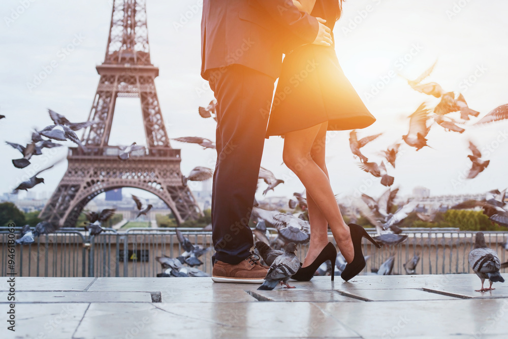 Naklejka premium para blisko wieży Eiffla w Paryżu, romantyczny pocałunek