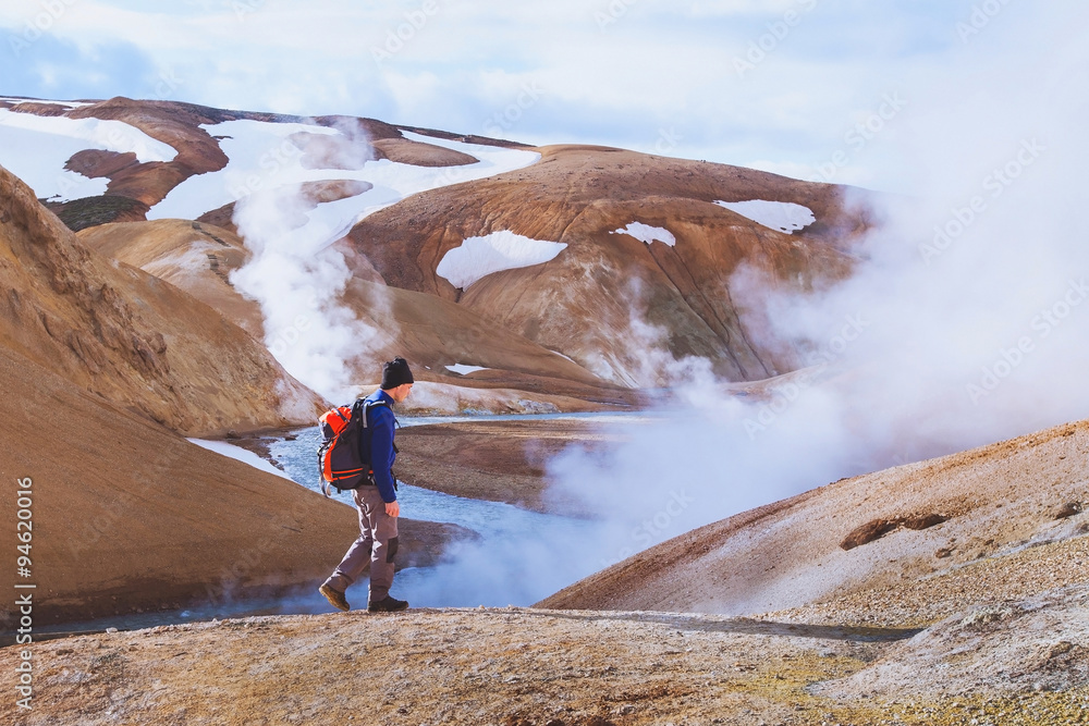 Φωτογραφία hiking in Iceland, surreal volcanic landscape near Kerligafjoll