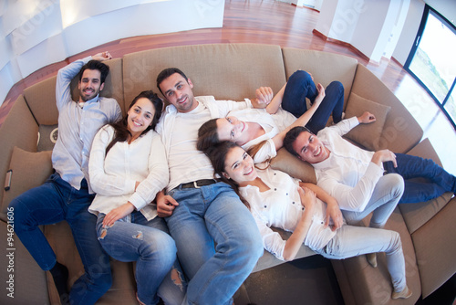 Foto friends group get relaxed at home