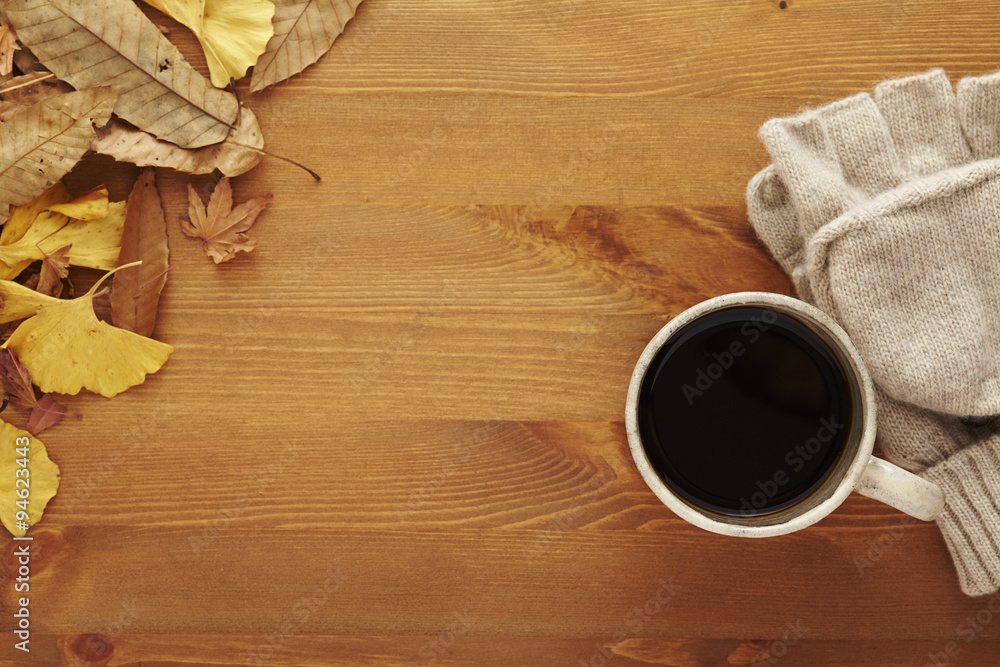 ホットコーヒーと枯葉と手袋