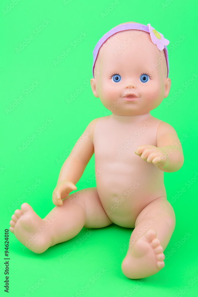 Fotka „naked baby doll sitting pose, isolate green background“ ze služby  Stock | Adobe Stock