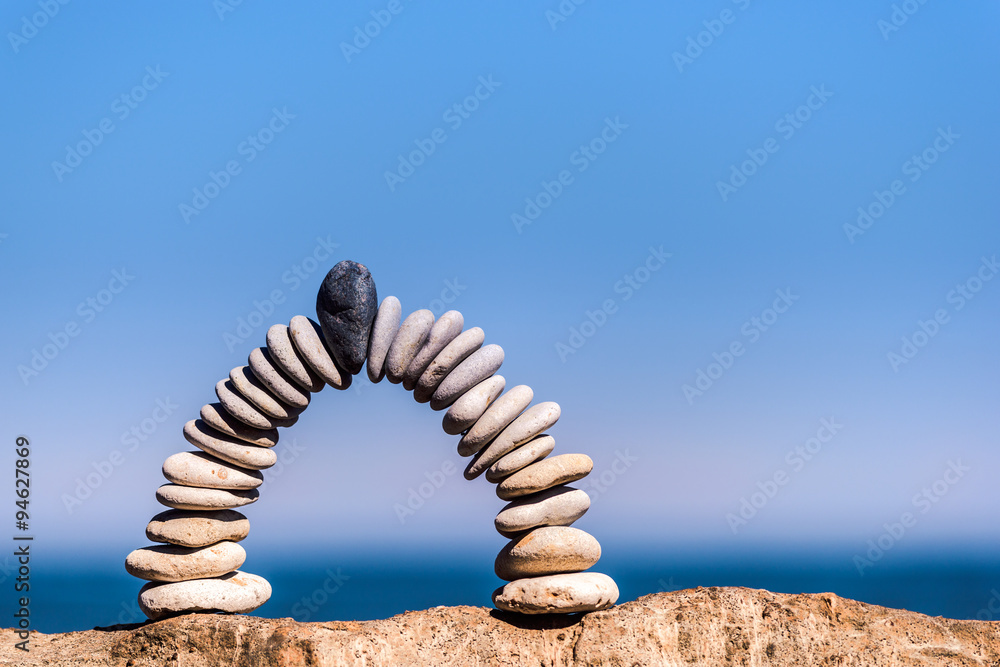 Fototapeta premium White arch of pebbles