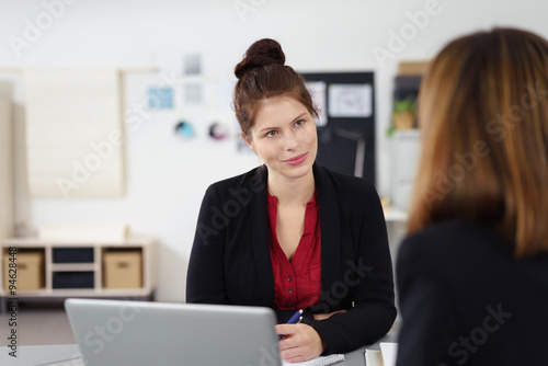 frauen im gespräch in einem büro