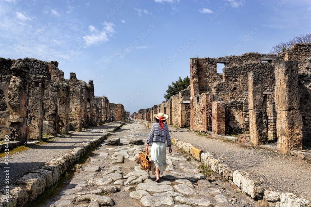 Frau auf einer Strasse in Pompei, Italien