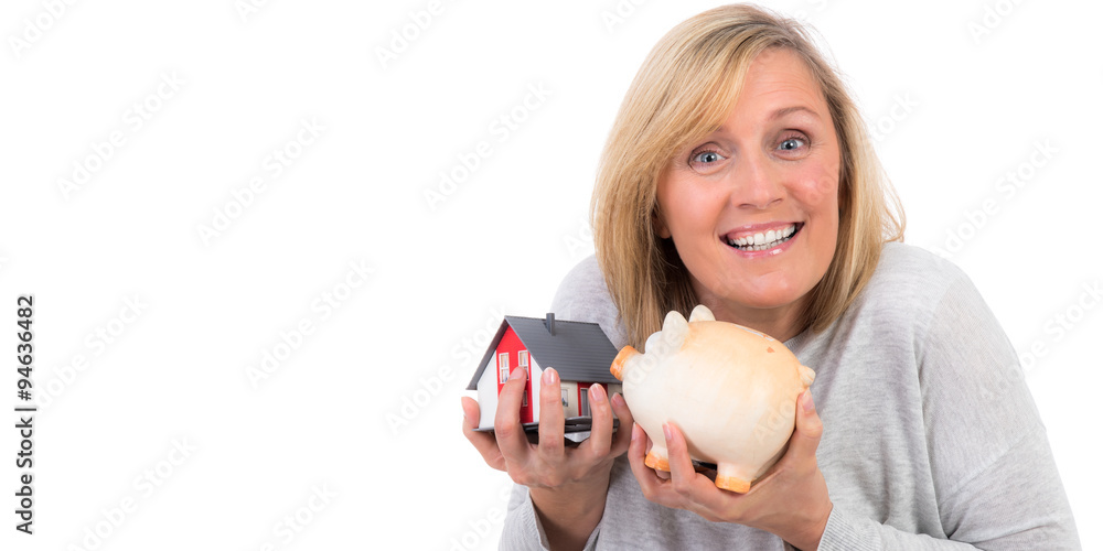 glückliche frau mit sparschwein und miniaturhaus in der hand glückliche frau mit sparschwein und miniaturhaus in der hand