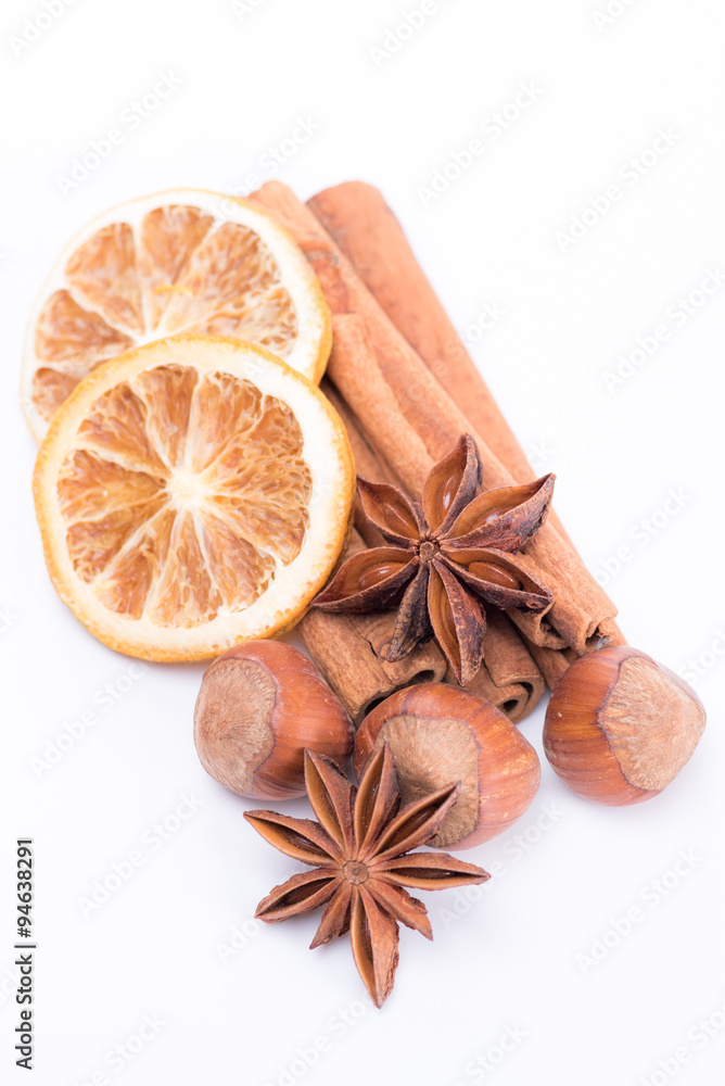 Fototapeta premium Weihnachtliche Gewürze mit Nüssen