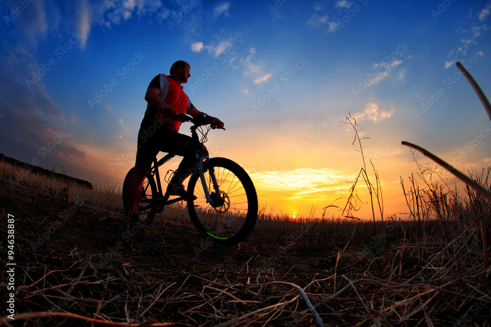 Fototapeta premium Silhouette of a man on muontain-bike