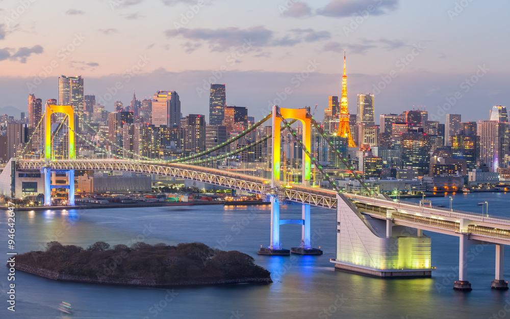Fototapeta premium Zatoka tokijska i most tęczowy w Tokio wieczorem
