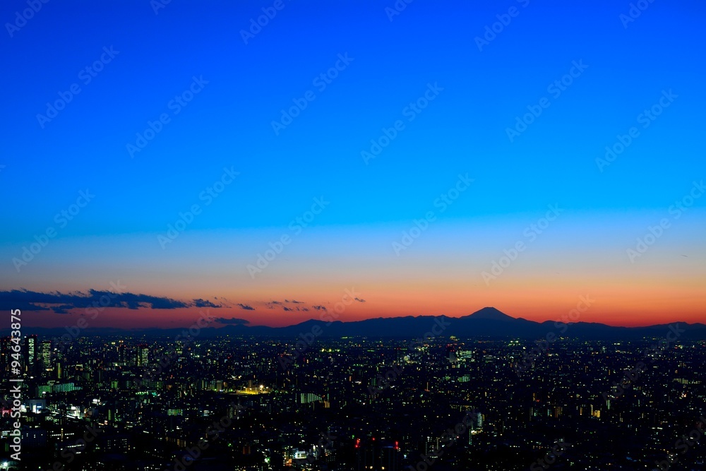 シルエットで浮かび上がる夕暮れ時の富士山　