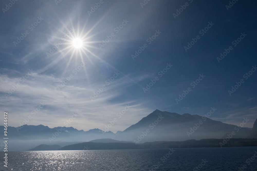 Sonnenstrahlen über dem Thunersee