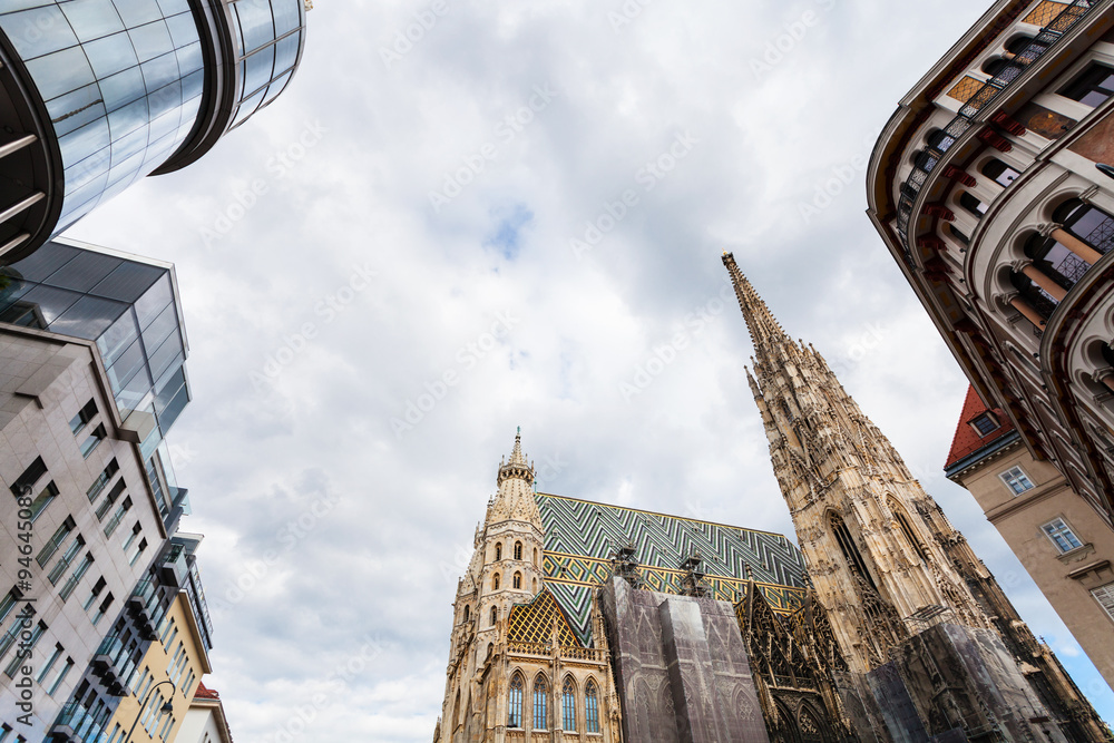 Obraz premium gray clouds over Cathedral and Stephansplatz