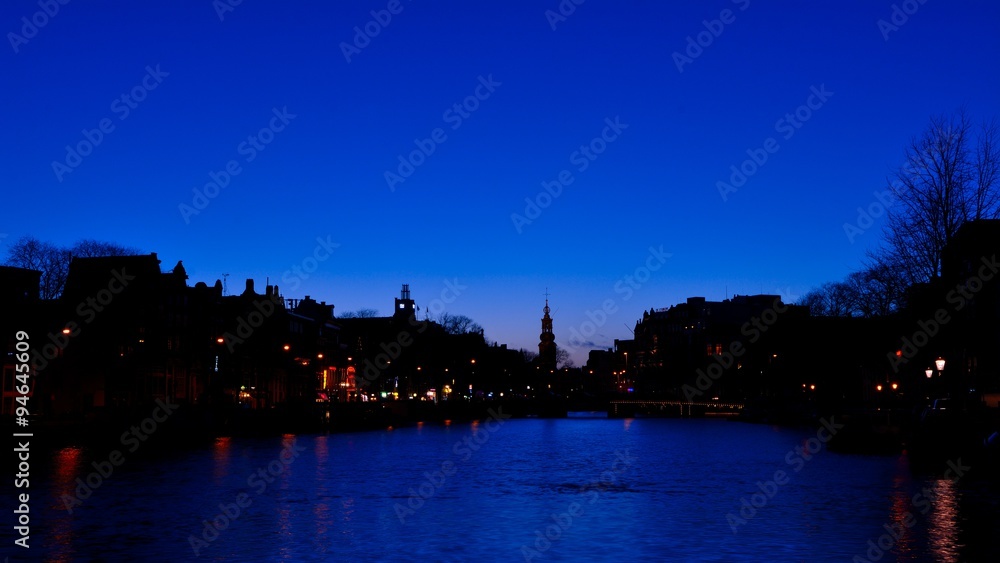 Fototapeta premium オランダ アムステルダムの運河の夜景