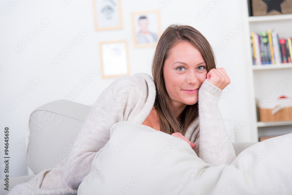 junge frau relaxt auf dem sofa junge frau relaxt auf dem sofa