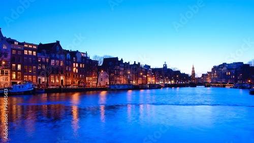 オランダ アムステルダムの運河の夜景