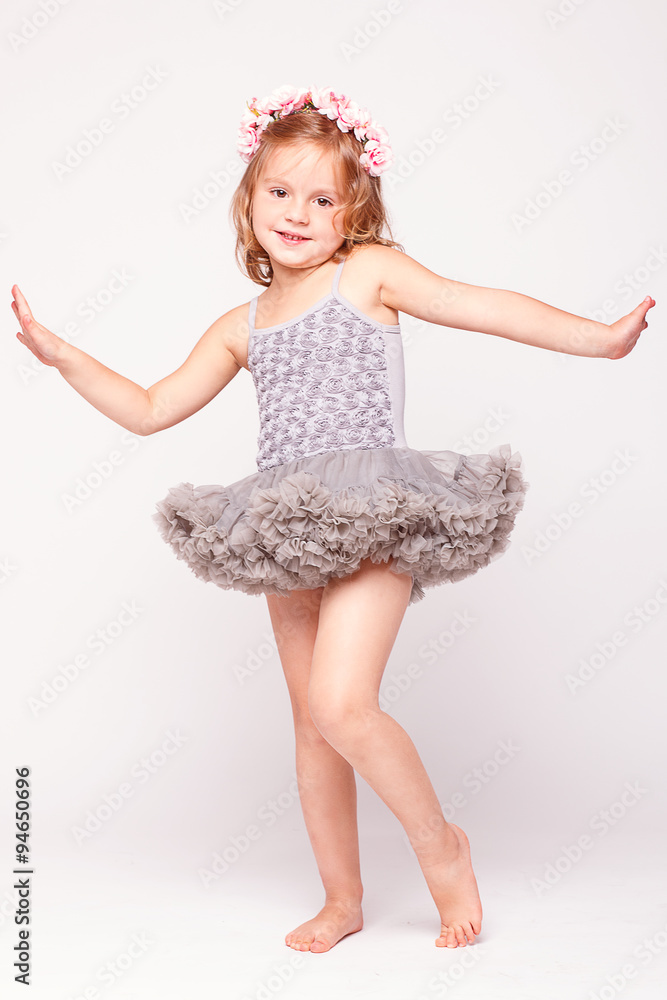 Naklejka premium young model dancing