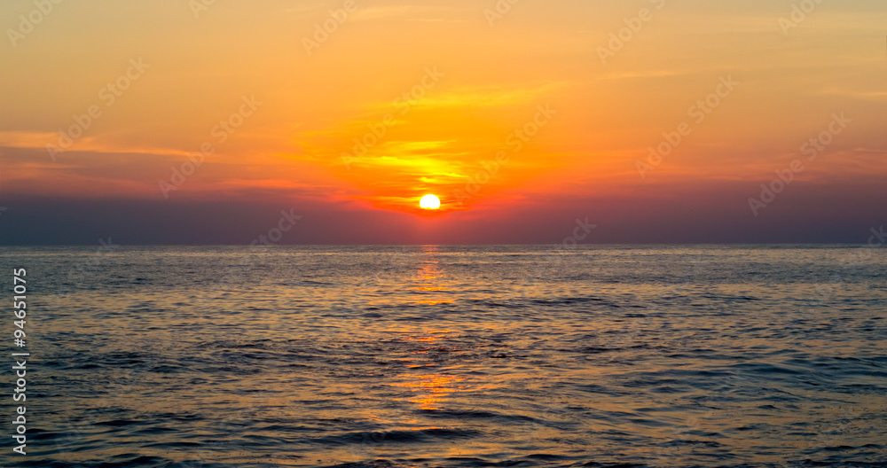 Obraz premium Beautiful sunset over sea