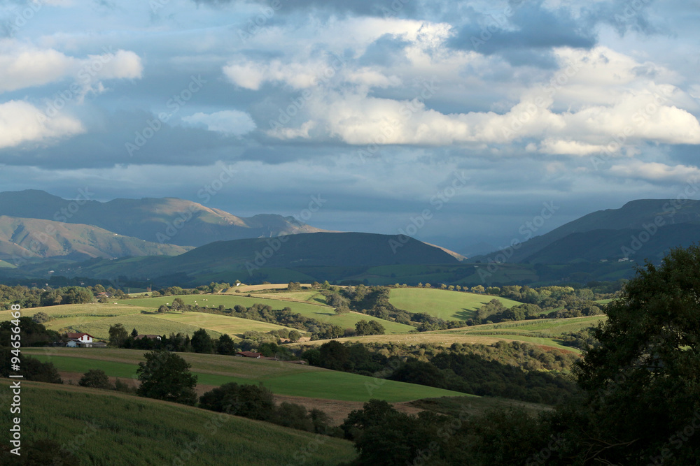 collines et ciels du pays basque