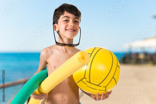 Obraz na płótnie Child holding beach elements