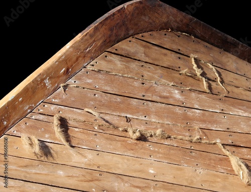 Calfatage à l'ancienne d'un bordage de coque de navire
