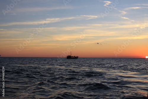 Sonnenuntergang mit Schiff © tommy2
