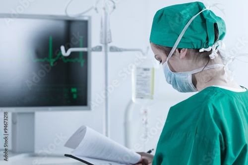 Canvastavla Medic standing with medical documentation
