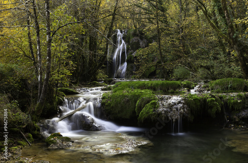 Cascade dans un écrin de verdure