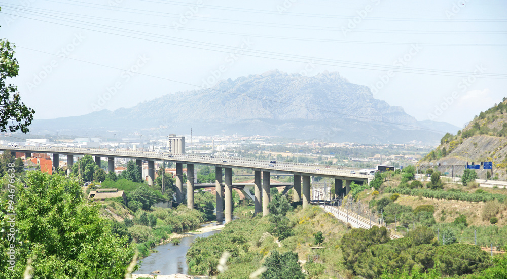 Puente y autopista sobre un río, Martorell, Catalunya