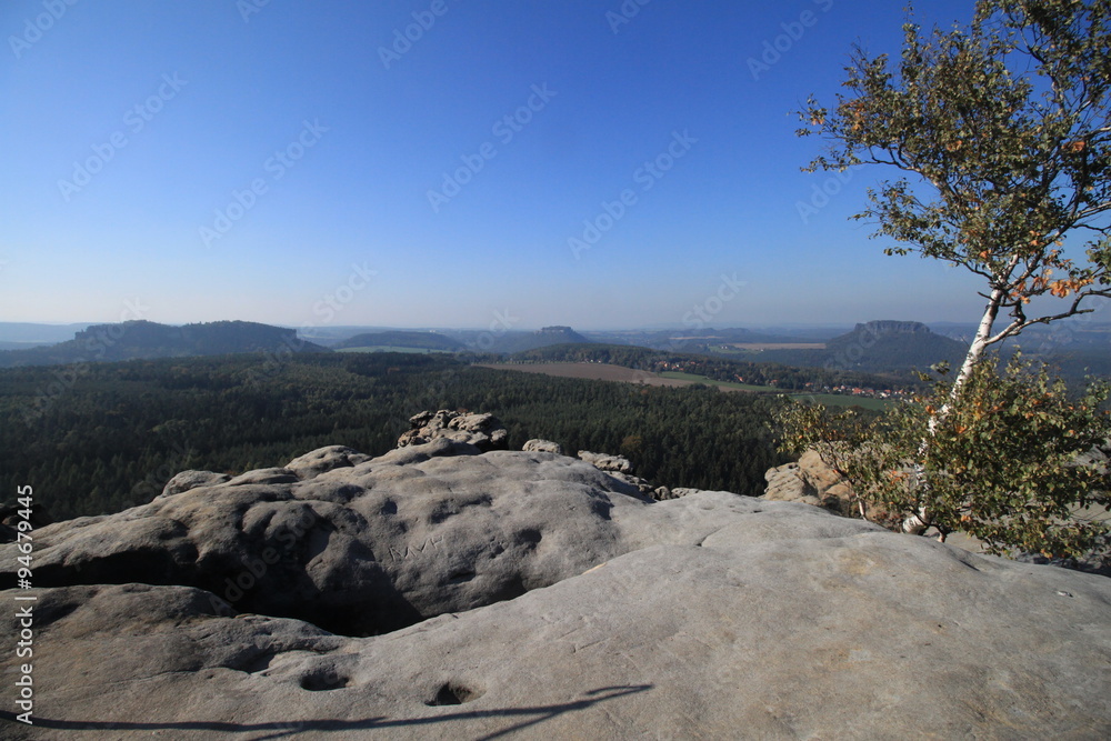 Sächsische Schweiz, Blick vom Gipfel des Gohrisch auf einige der markantesten Tafelberge (Pfaffenstein, Königstein und Lilienstein) Sächsische Schweiz, Blick vom Gipfel des Gohrisch auf einige der markantesten Tafelberge (Pfaffenstein, Königstein und Lilienstein)