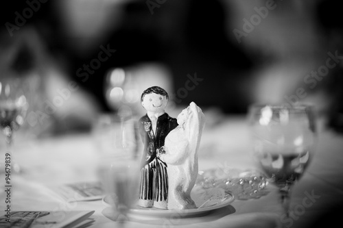 Foto Wedding cake topper figurine bridegroom bride
