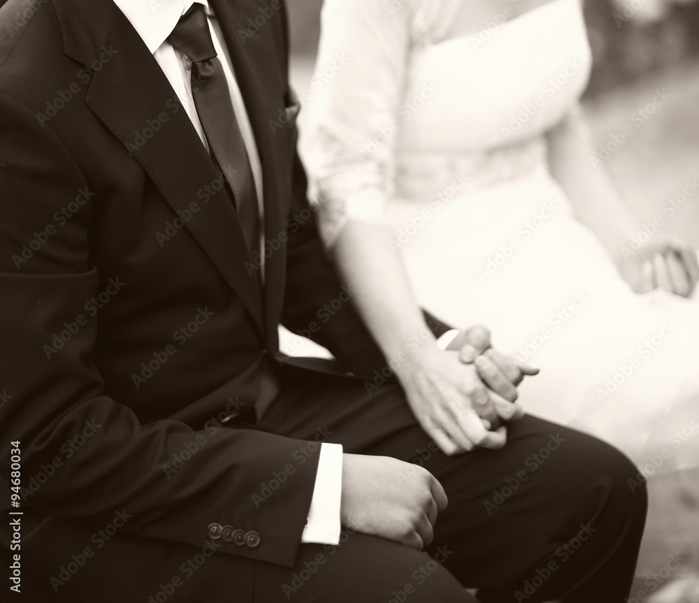 Obraz premium Hands of bride and bridegroom in wedding marriage ceremony