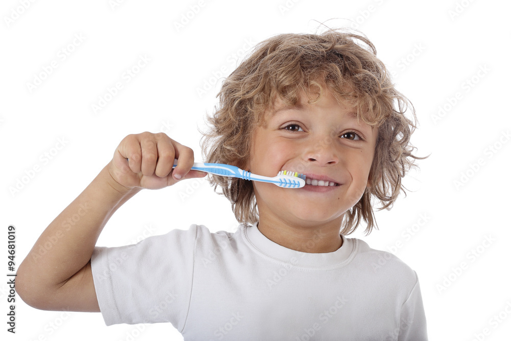 enfant garçon 6 ans se brossant les dents en souriant enfant garçon 6 ans se brossant les dents en souriant