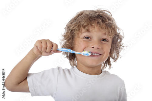 enfant garçon 6 ans se brossant les dents en souriant