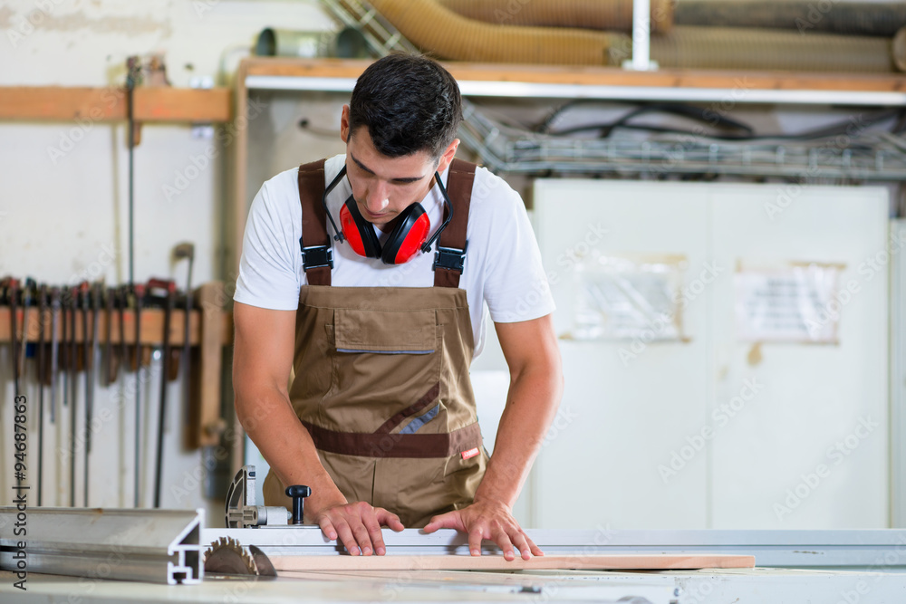 Tischler oder Schreiner in seiner Werkstatt Tischler oder Schreiner in seiner Werkstatt