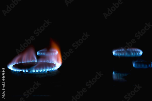 Płomienie gazu na kuchence