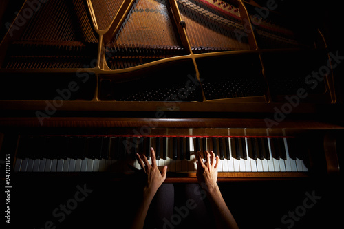 Foto Frau Hände auf der Tastatur des Klaviers in der Nacht Nahaufnahme