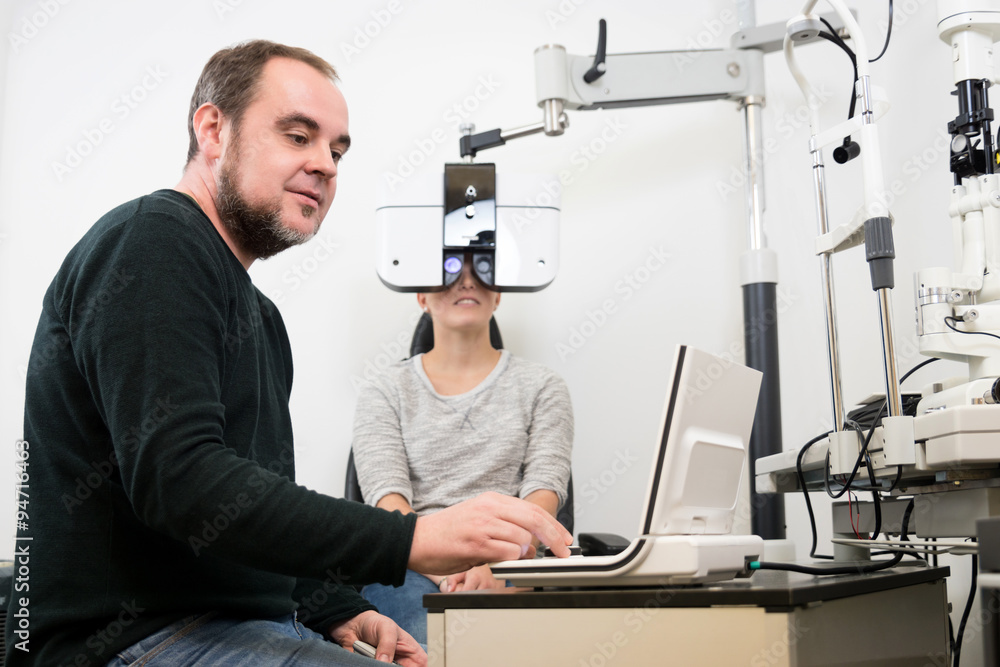 Optiker mit Kundin beim Sehtest Optiker mit Kundin beim Sehtest