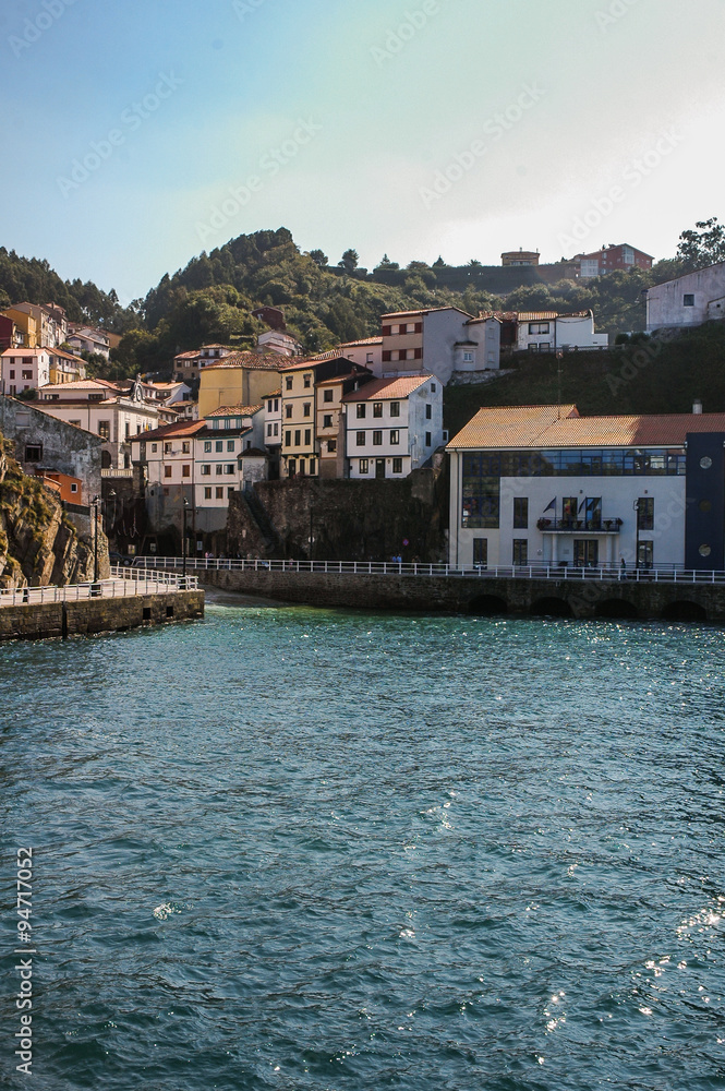 Vista de la entrada al muelle del puerto del pueblo pesquero de Cudillero en Asturias