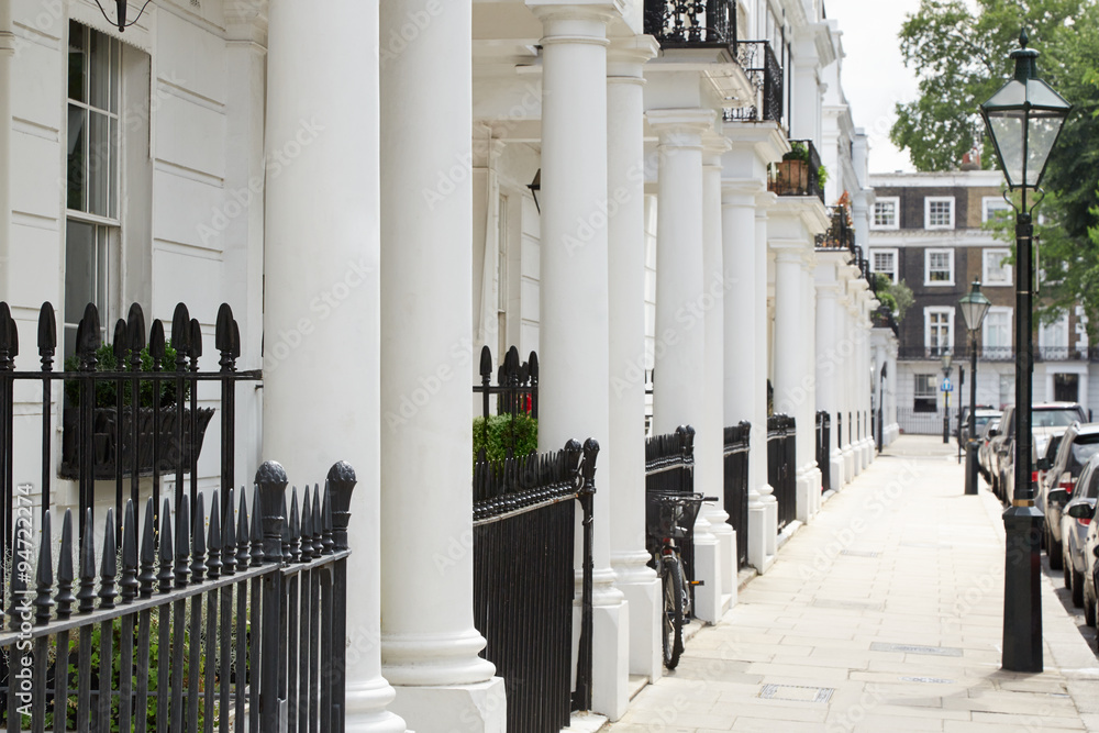 Row of beautiful white edwardian houses in Kensington, London - obrazy, fototapety, plakaty 