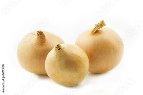 Drei rohe Zwiebeln auf weißem Hintergrund