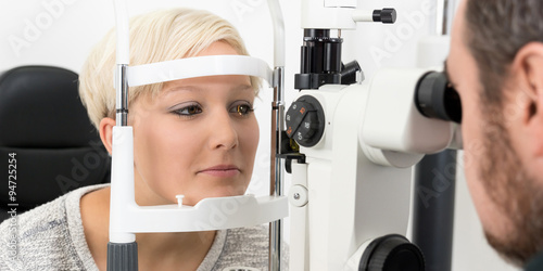 Fototapeta Naklejka Na Ścianę i Meble -  Junge blonde Frau beim Augenarzt
