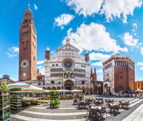 Obraz na płótnie Cathedral of Cremona with market square, Lombardy, Italy w salonie